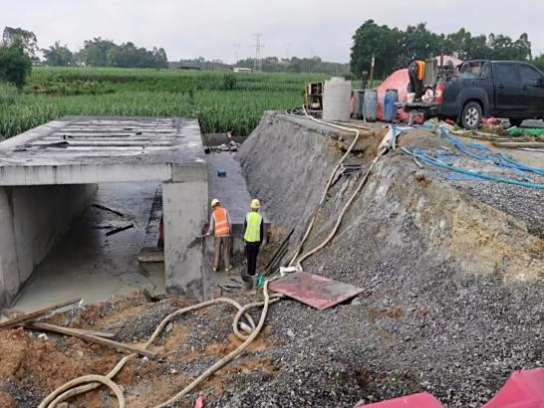 宾阳高速路涵洞泡沫砼回填